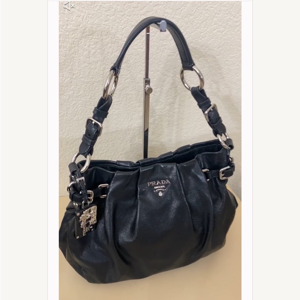 Very good condition 👜❤️
💯AUTHENTIC PRADA SATCHEL BAG